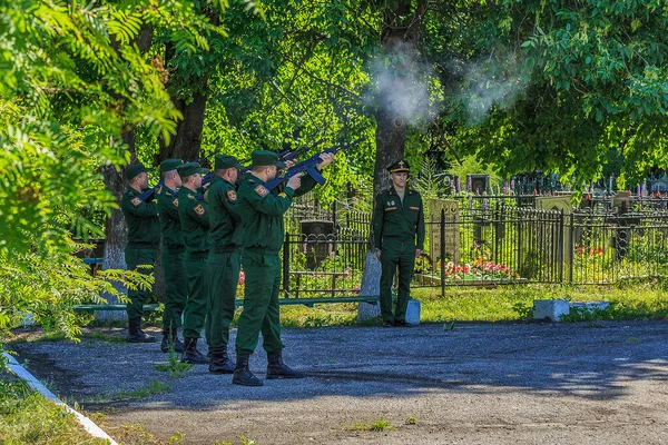 Soldaten maken een volley van machinegeweren op de achtergrond van bomen — Stockfoto