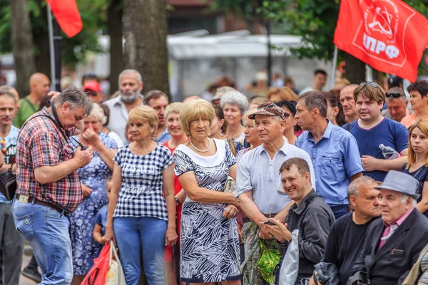 Emeklilik reformunu protesto yürüyüşü, katılımcılar konuşmacıları dinliyor — Stok fotoğraf