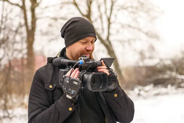 Kameraman karlı bir parkta çekim yapıyor