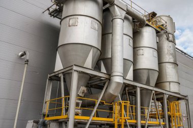 Endüstriyel bir binanın duvarında yangın güvenlik elemanları var.