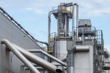 Merdivenleri ve parmaklıkları olan bir endüstri binasının üst kısmı. 