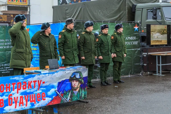 Soldati e attrezzature militari in piazza in una giornata autunnale — Foto Stock