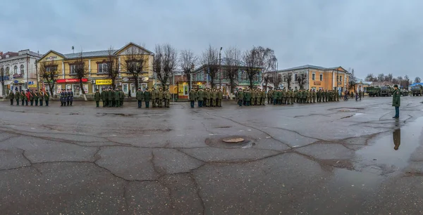 가을 날 광장에 있는 군인들 과 군 장비들 — 스톡 사진