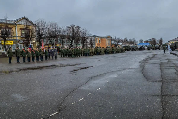 Soldats et matériel militaire sur la place un jour d'automne — Photo