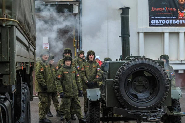 Vojáci a vojenské vybavení na náměstí v podzimním dni — Stock fotografie