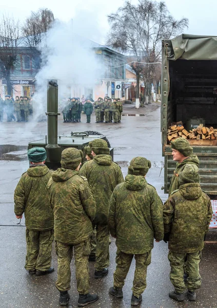 Soldaten en militaire uitrusting op het plein op een herfstdag — Stockfoto