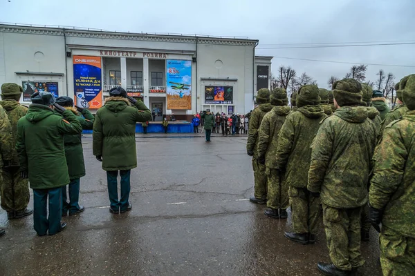 Soldiers in the town square on an autumn day — Stock Photo, Image