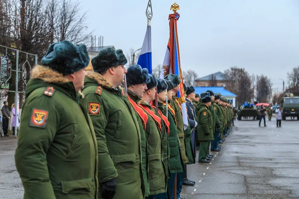 Soldats et matériel militaire sur la place un jour d'automne — Photo