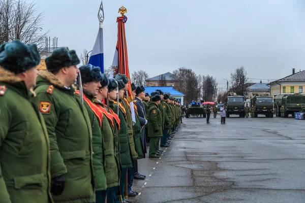 Soldater och militär utrustning på torget en höstdag — Stockfoto