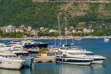 Karadağ 'ın Budva limanındaki tekneler, yaz güneşli bir gün