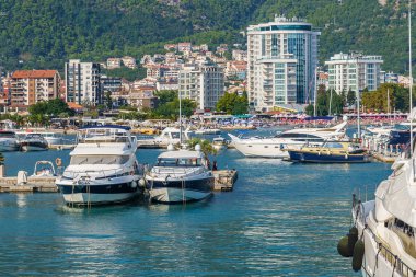 Karadağ 'ın Budva limanındaki tekneler, yaz güneşli bir gün