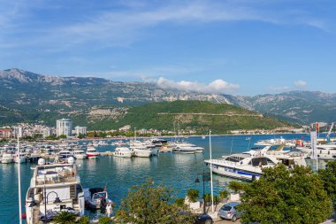 Karadağ 'ın Budva limanındaki tekneler, yaz güneşli bir gün