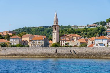 Budva şehrindeki antik taş kale..