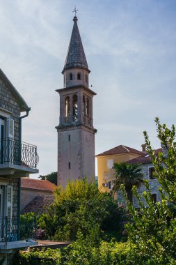 Balkan ülkelerinin mimarisi hakkında. Haçlı taş kule.