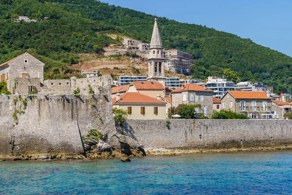 Antigua fortaleza de piedra en la ciudad de Budva . — Foto de Stock