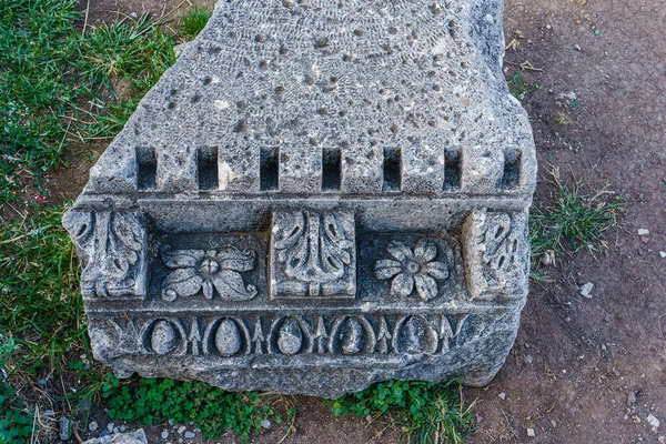 The remains of ancient stone structures in the city of Budva, in Montenegro. — Stock Photo, Image