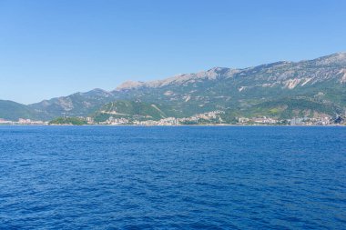 Karadağ'da Budva Riviera, bir yaz günü denizden görünümü