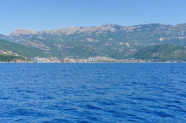 Karadağ'da Budva Riviera, bir yaz günü denizden görünümü