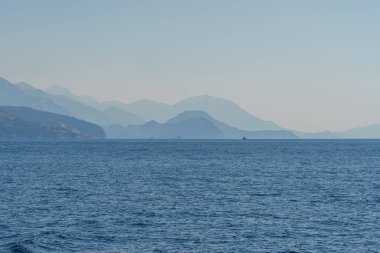 Karadağ'da Budva Riviera, bir yaz günü denizden görünümü