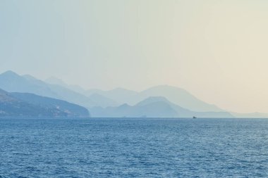 Karadağ'da Budva Riviera, bir yaz günü denizden görünümü