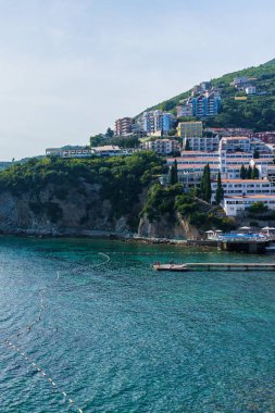 Karadağ'da Budva Riviera, bir yaz günü denizden görünümü
