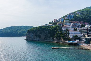 Karadağ'da Budva Riviera, bir yaz günü denizden görünümü