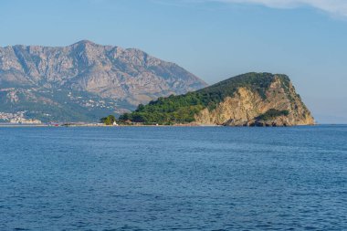 Budva kasabası yakınlarındaki körfezdeki Aziz Nicholas Adası. 