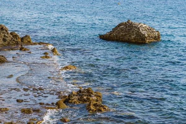 Deniz kıyısı. Taşlar ve sörf