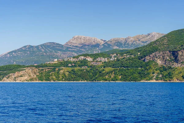 Budva Riviera en Montenegro, vista desde el mar en un día de verano — Foto de Stock
