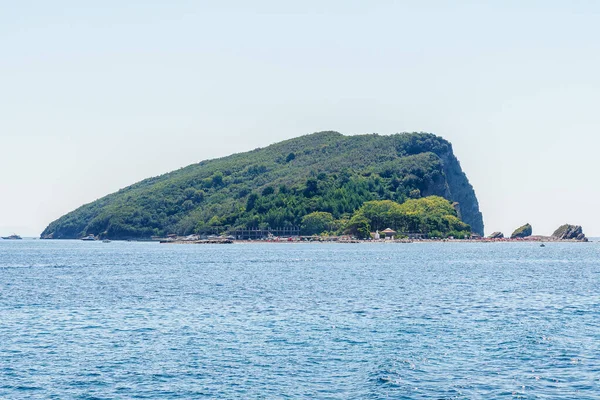 Ilha de São Nicolau na baía perto da cidade de Budva — Fotografia de Stock