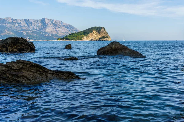 Морской берег. Камни и серфинг — стоковое фото