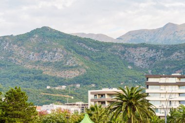 Dağların arkasını saran çatılar..