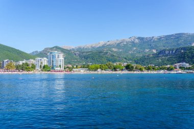 Güneşli bir yaz gününde genel deniz manzarası