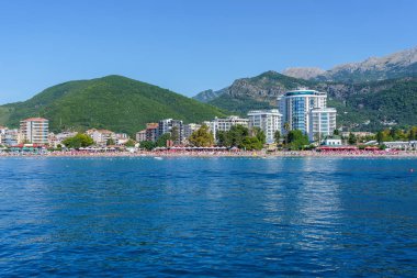 Güneşli bir yaz gününde genel deniz manzarası