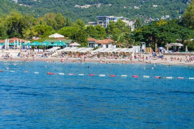 Güneşli bir yaz gününde genel deniz manzarası