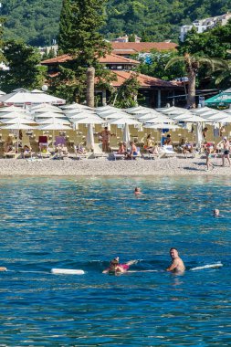 Güneşli bir yaz gününde genel deniz manzarası