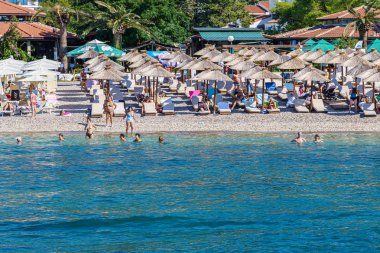 Güneşli bir yaz gününde genel deniz manzarası