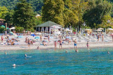 Güneşli bir yaz gününde genel deniz manzarası