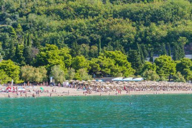 Güneşli bir yaz gününde genel deniz manzarası