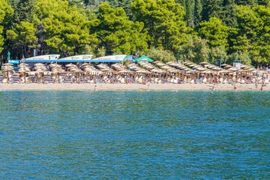 Güneşli bir yaz gününde genel deniz manzarası