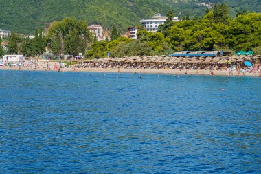 Güneşli bir yaz gününde genel deniz manzarası