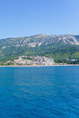 Güneşli bir yaz gününde genel deniz manzarası