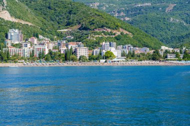 Güneşli bir yaz gününde genel deniz manzarası