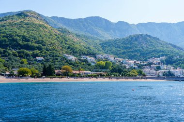 Güneşli bir yaz gününde genel deniz manzarası