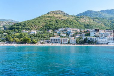 Güneşli bir yaz gününde genel deniz manzarası