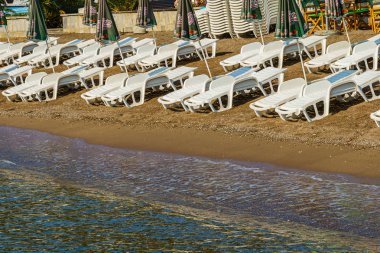 Güneşli bir yaz gününde genel deniz manzarası