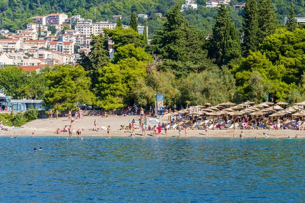 Vista general de la playa en el mar en un día soleado de verano — Foto de Stock