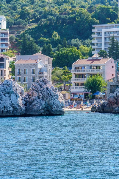 Vista general de la playa en el mar en un día soleado de verano — Foto de Stock