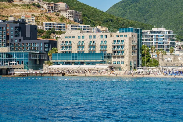 Güneşli bir yaz gününde genel deniz manzarası