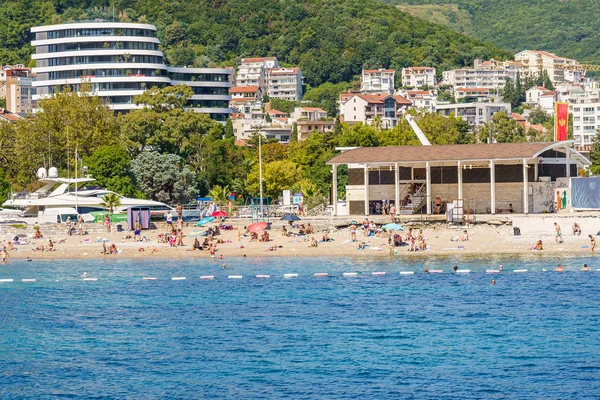 Vista general de la playa en el mar en un día soleado de verano — Foto de Stock